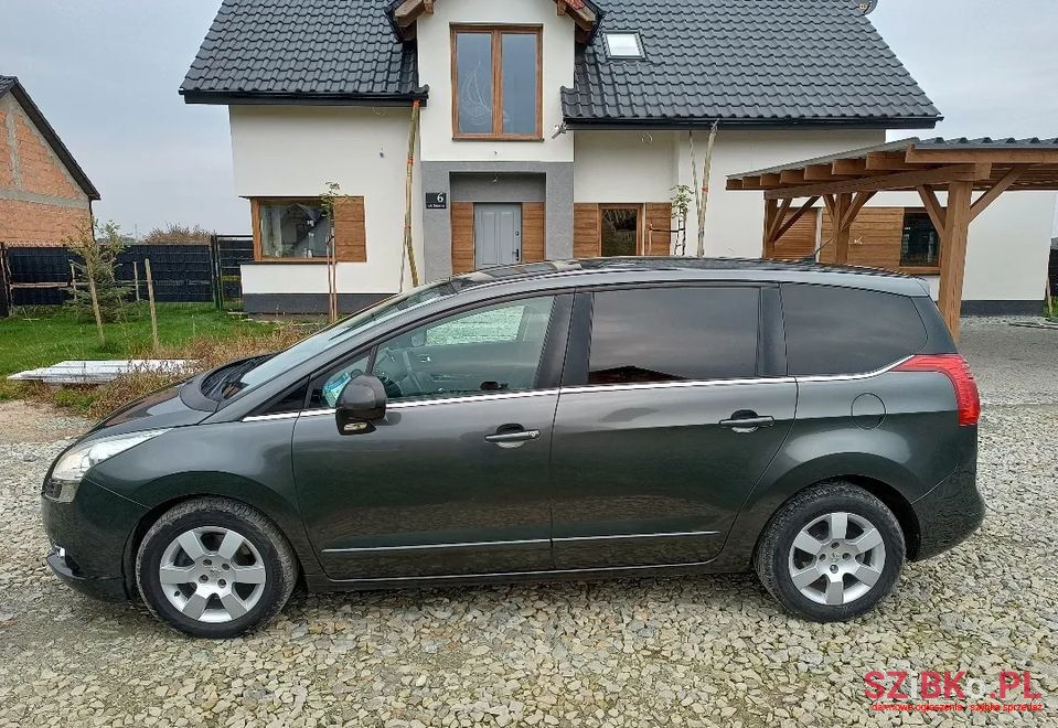 2012' Peugeot 5008 photo #3