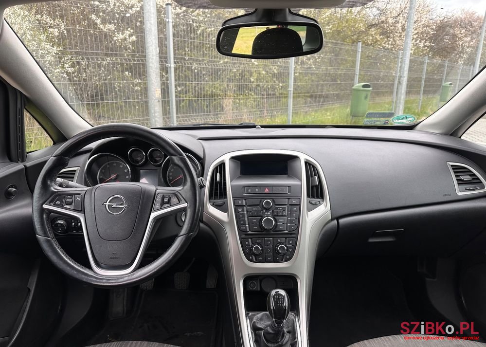 2011' Opel Astra 1.4 T Sport photo #5