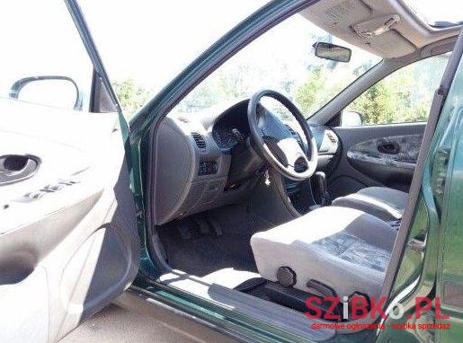 1998' Mitsubishi Carisma photo #1