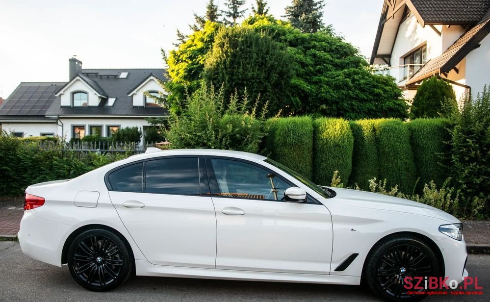 2019' BMW 5 Series 520D Xdrive Sport photo #4