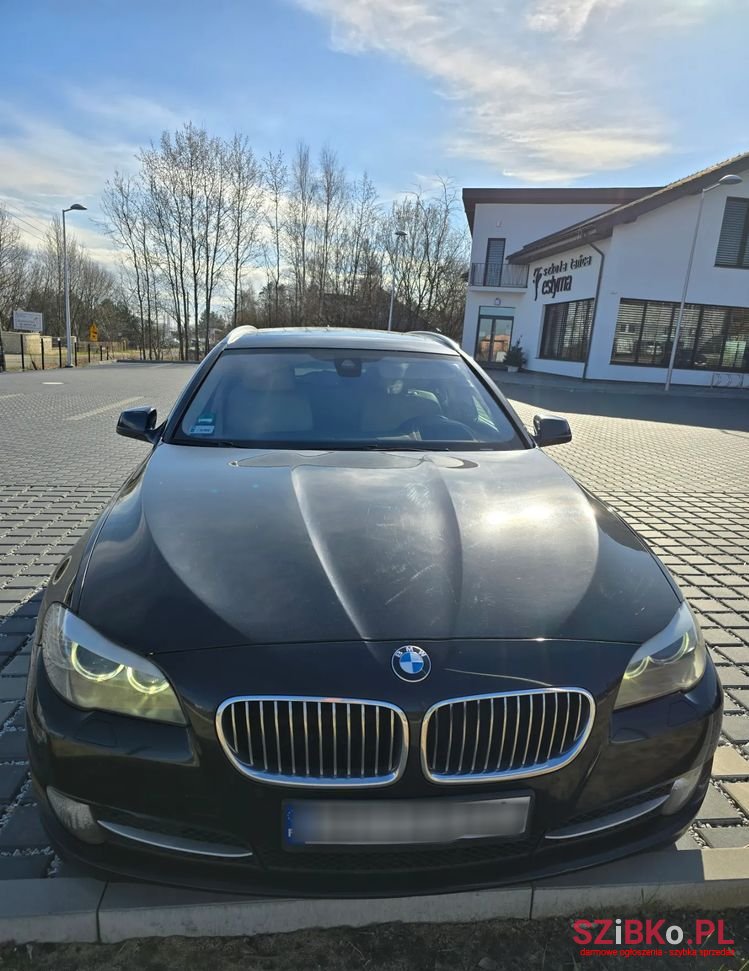 2012' BMW 5 Series 525D Touring photo #4