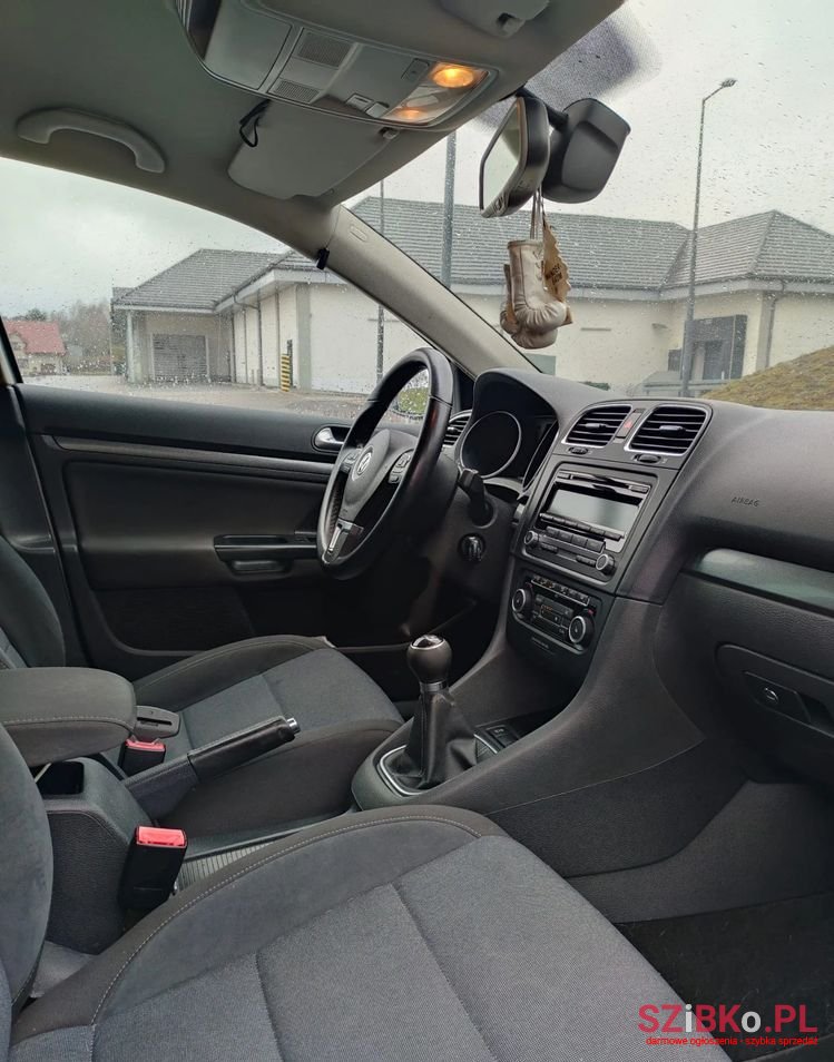 2011' Volkswagen Golf photo #3