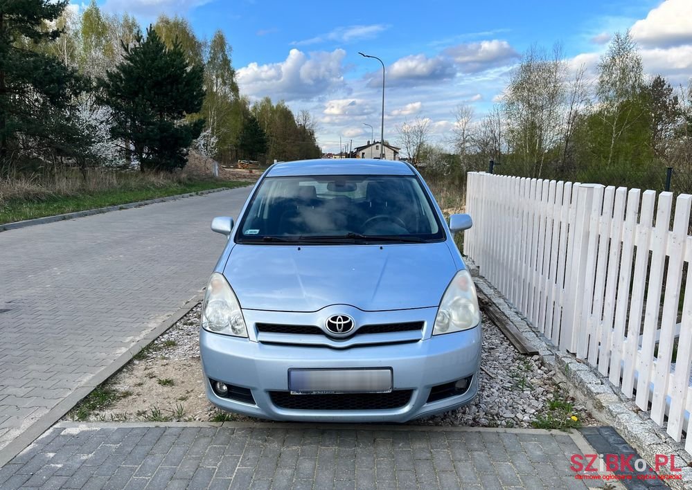 2004' Toyota Corolla Verso photo #2