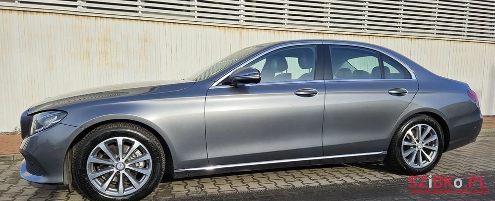 2016' Mercedes-Benz E-Class 200 9G-Tronic photo #4