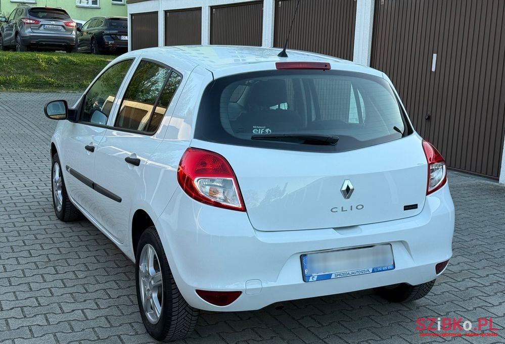 2013' Renault Clio photo #4