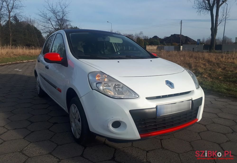 2011' Renault Clio photo #3