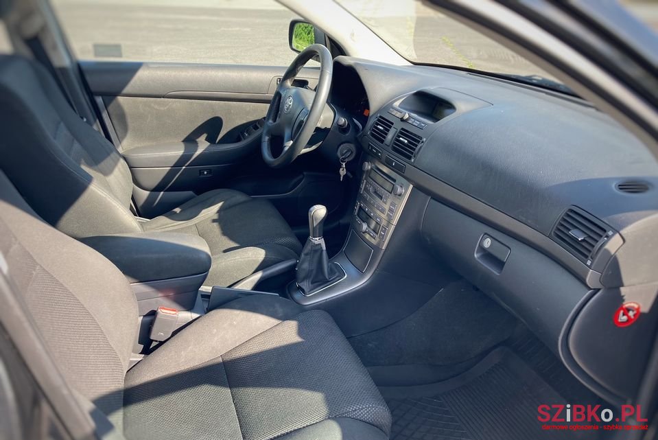 2004' Toyota Avensis photo #6