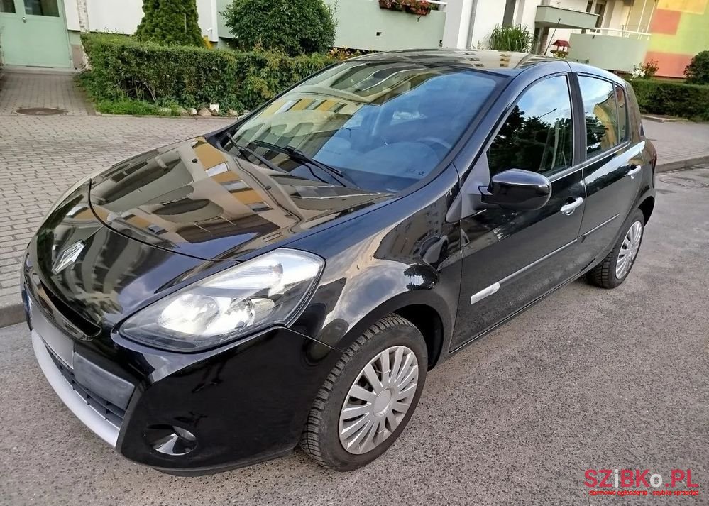 2011' Renault Clio photo #1