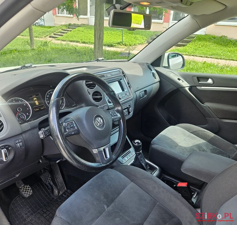 2011' Volkswagen Tiguan photo #2