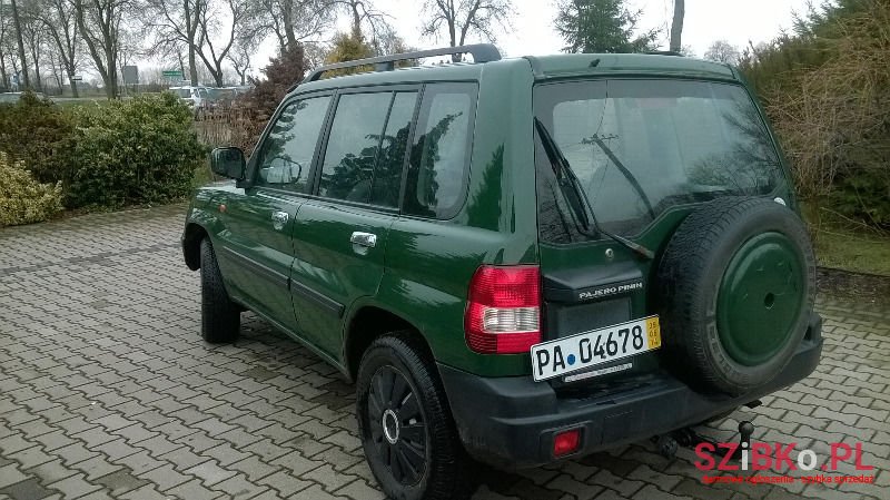 2001' Mitsubishi Pajero photo #2