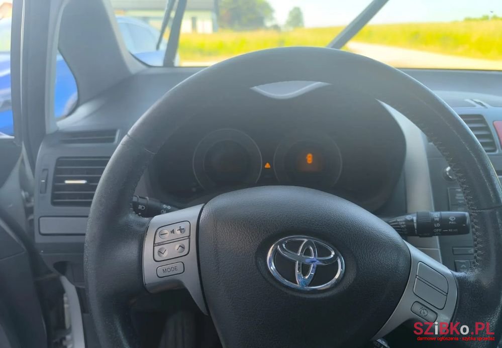 2009' Toyota Auris 2.0 D-4D photo #5