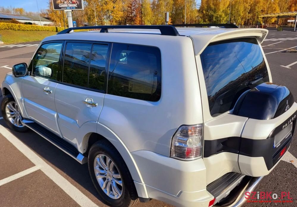 2016' Mitsubishi Pajero photo #3