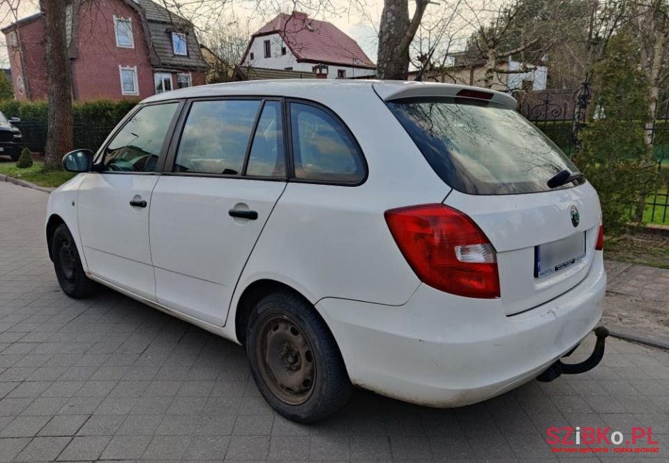 2011' Skoda Fabia photo #3