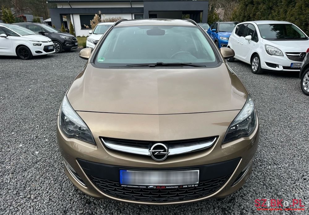 2013' Opel Astra photo #2