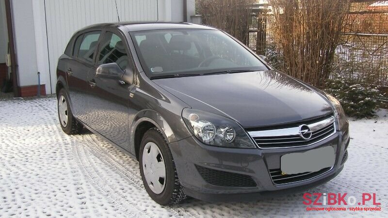 2012' Opel Astra photo #2