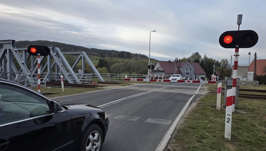 Posypią się prawa jazdy na przejazdach. Już podwyższyli kary, teraz podłączą setki kamer