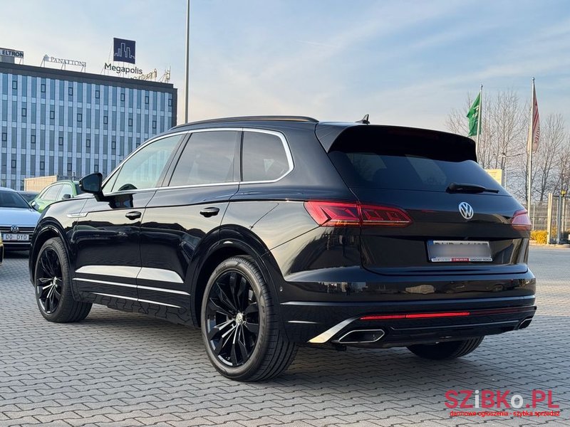 2019' Volkswagen Touareg photo #4