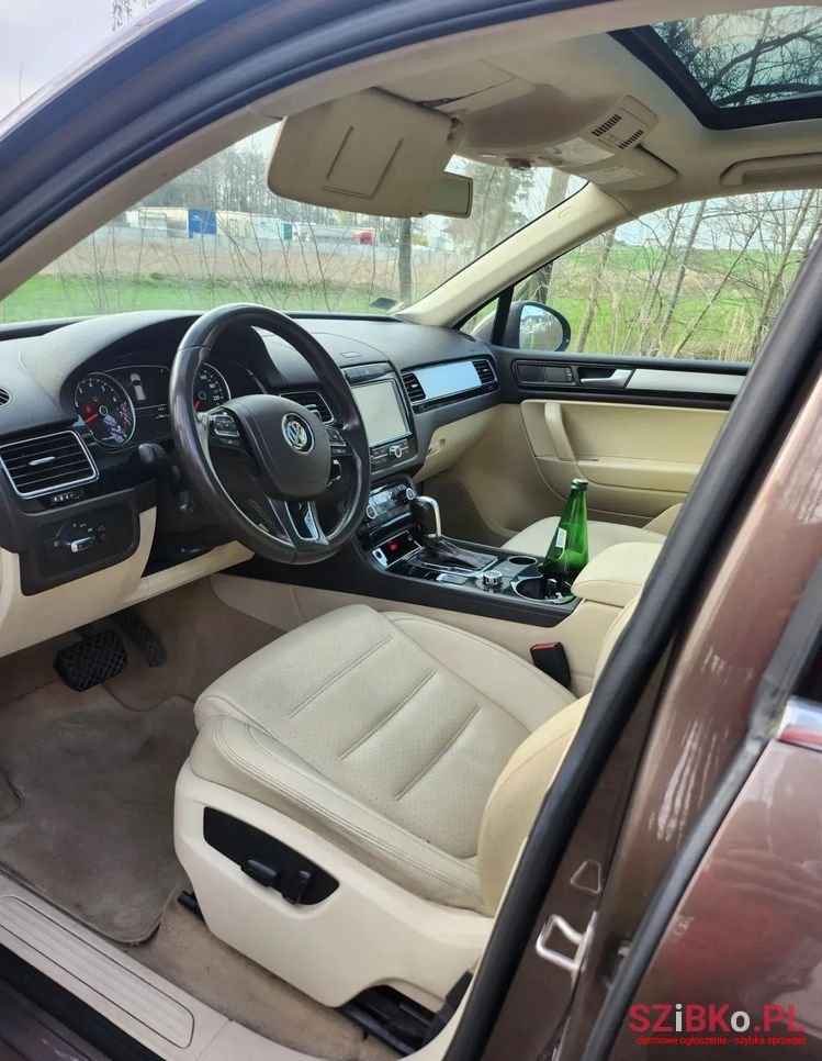 2011' Volkswagen Touareg photo #1