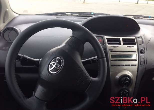 2011' Toyota Yaris photo #4