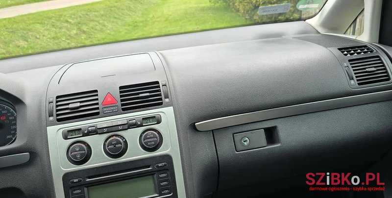 2004' Volkswagen Touran 2.0 Fsi Highline photo #4