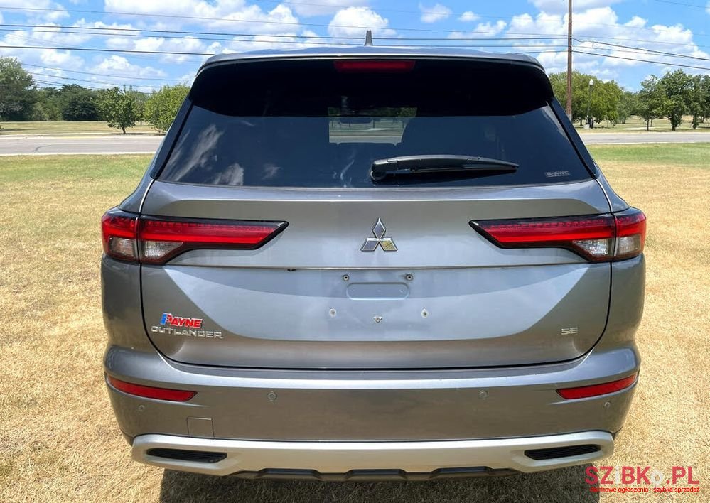 2022' Mitsubishi Outlander photo #3