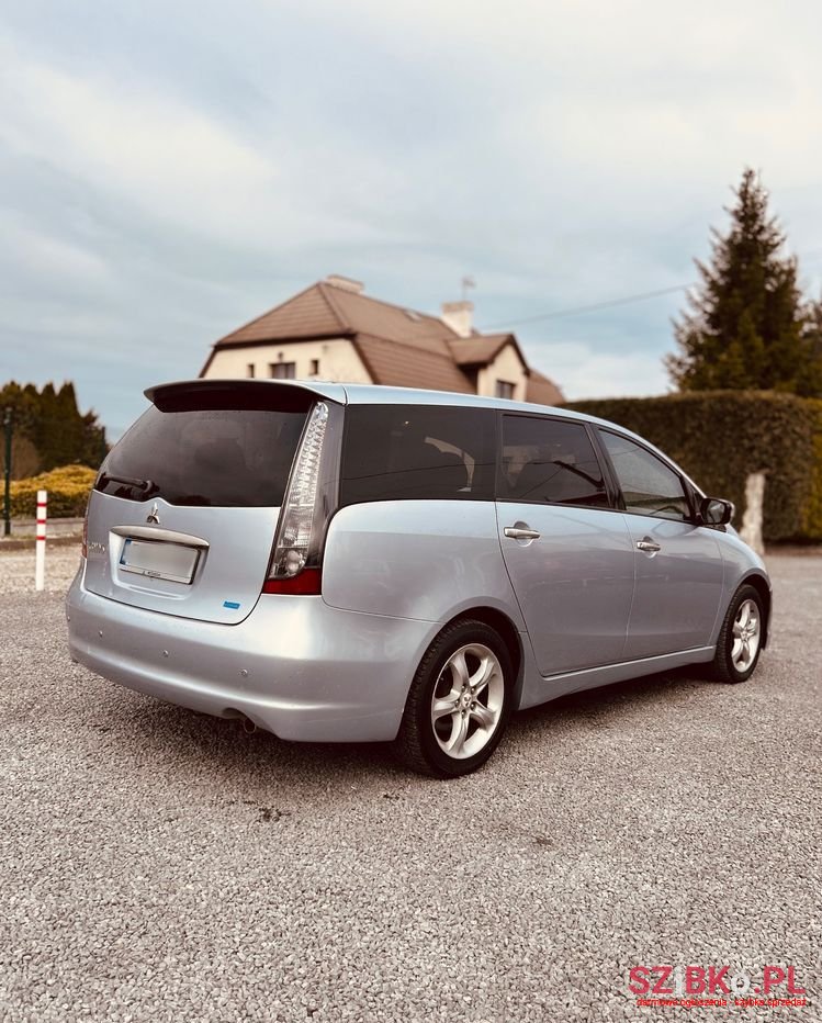 2004' Mitsubishi Grandis photo #2