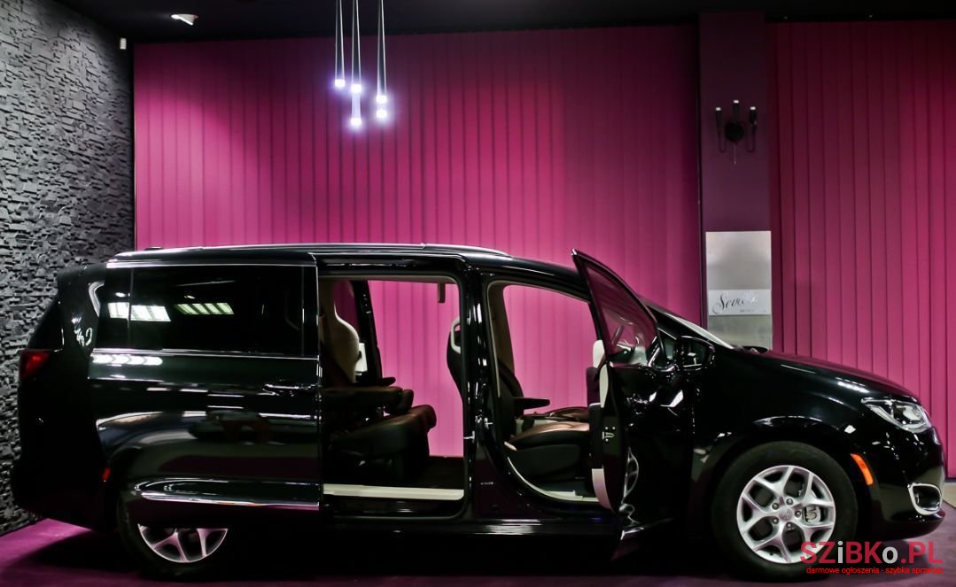 2017' Chrysler Pacifica photo #4