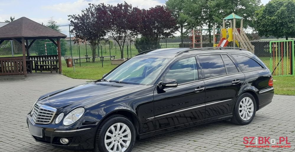 2008' Mercedes-Benz E-Class 200 photo #4