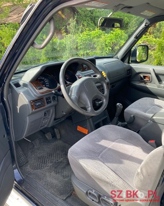 2004' Mitsubishi Pajero photo #3