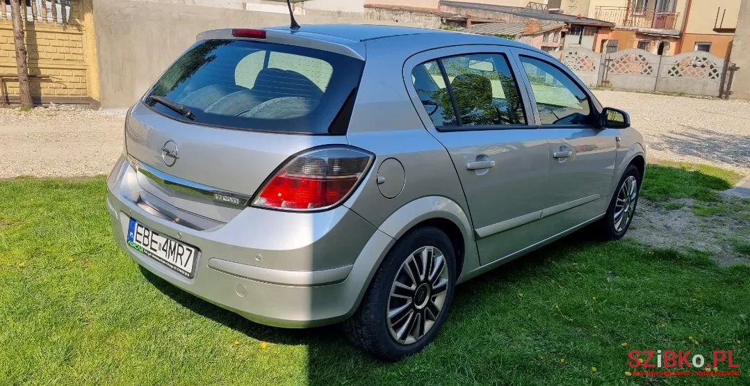 2008' Opel Astra photo #4