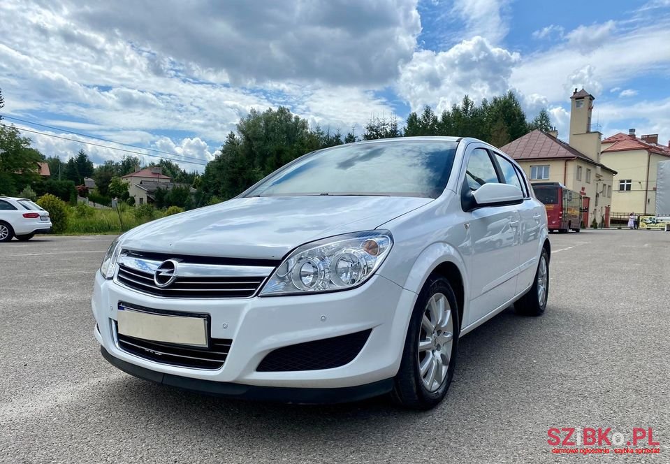 2008' Opel Astra photo #4