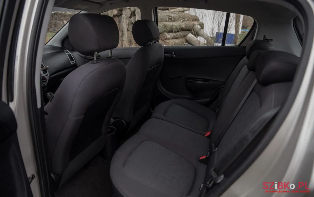 2010' Hyundai i20 photo #5