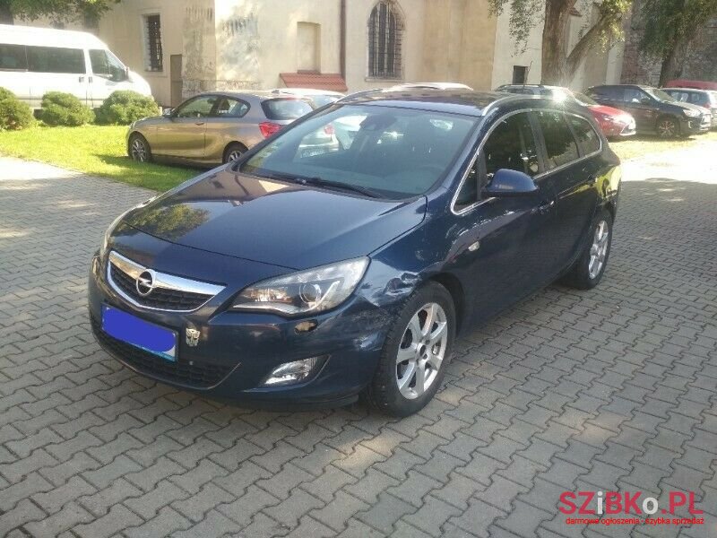 2011' Opel Astra photo #4
