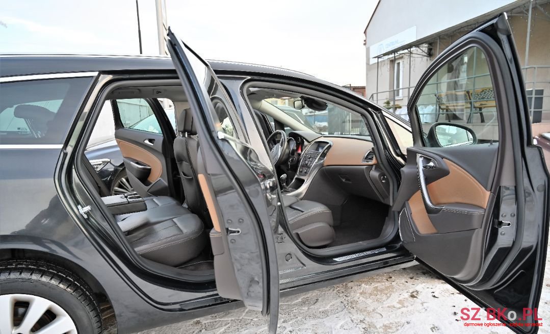 2011' Opel Astra photo #3