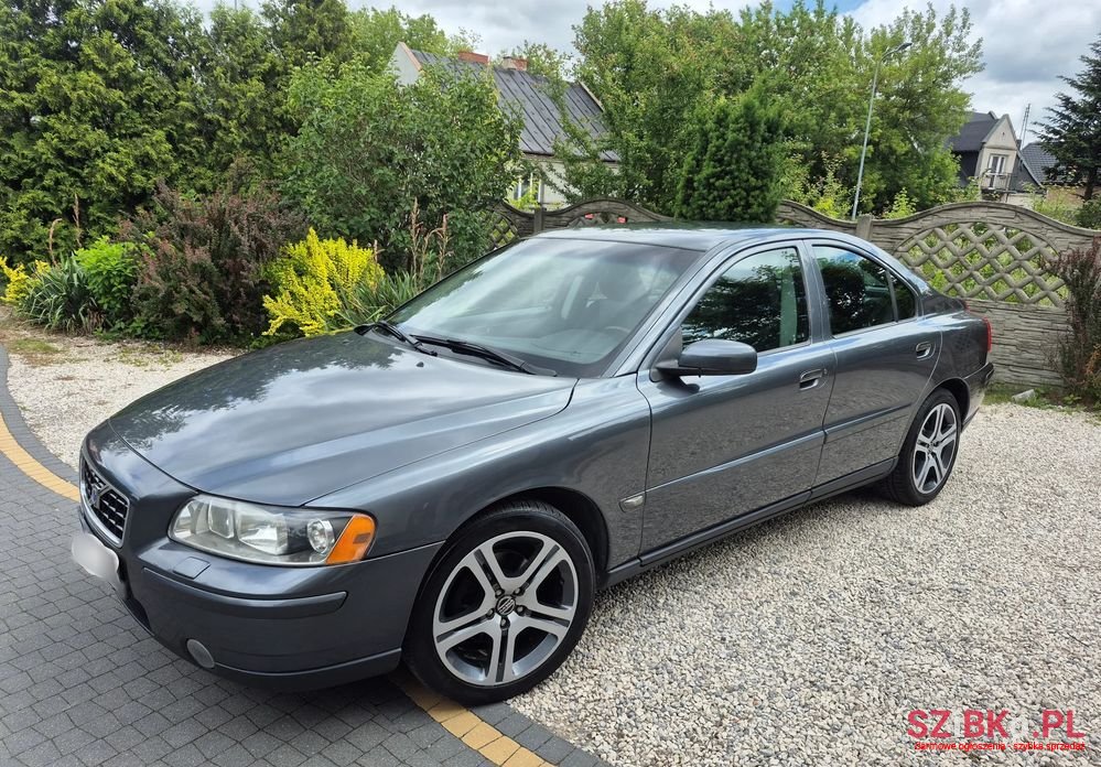 2005' Volvo S60 2.4 Momentum photo #3
