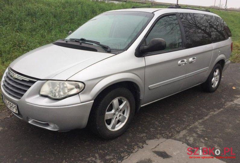 2005' Chrysler Town photo #1