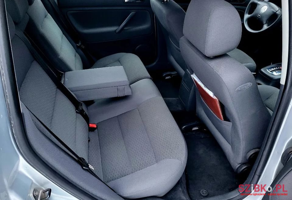 2005' Volkswagen Passat photo #4