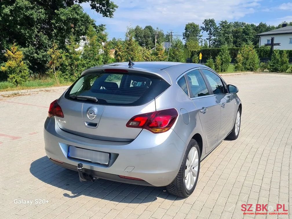 2010' Opel Astra photo #3