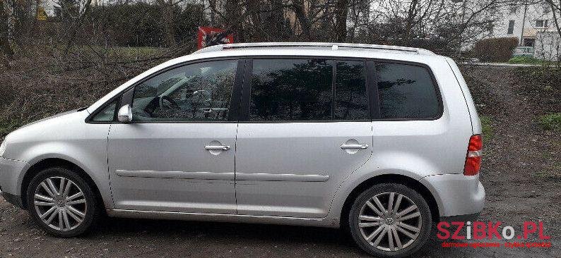 2006' Volkswagen Touran photo #1