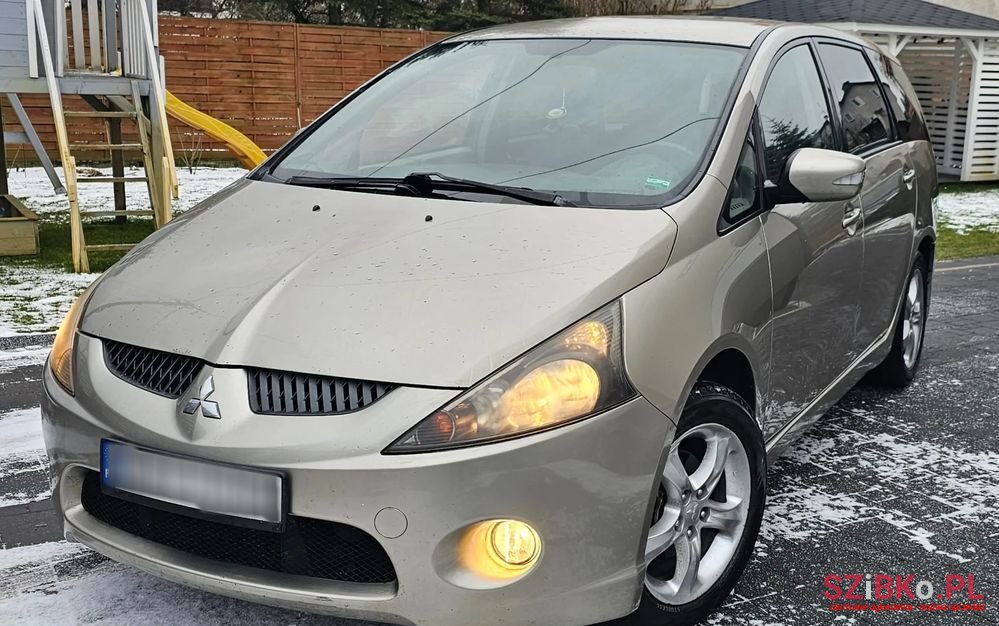 2008' Mitsubishi Grandis photo #1