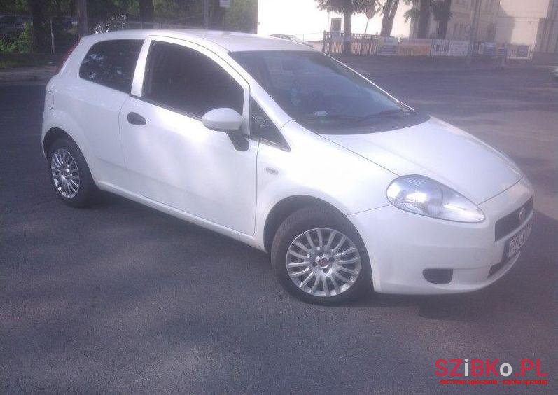 2011' Fiat Punto photo #1