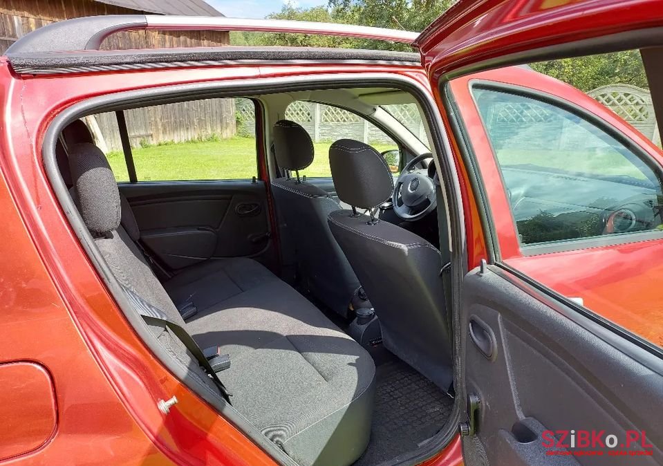 2011' Dacia Sandero photo #6