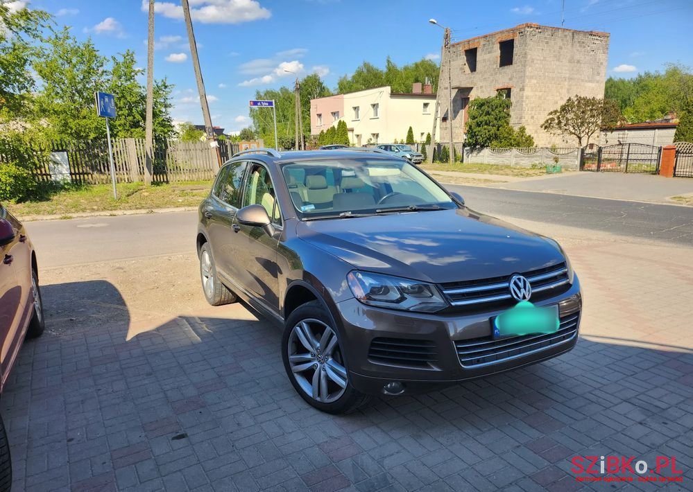 2011' Volkswagen Touareg photo #6