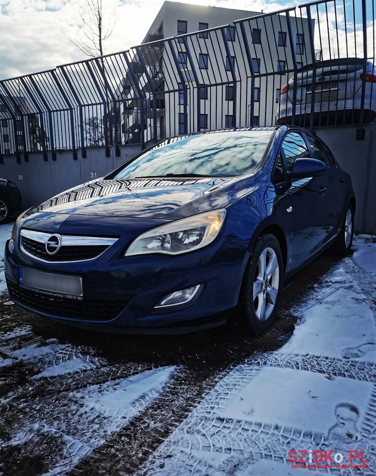 2012' Opel Astra photo #1