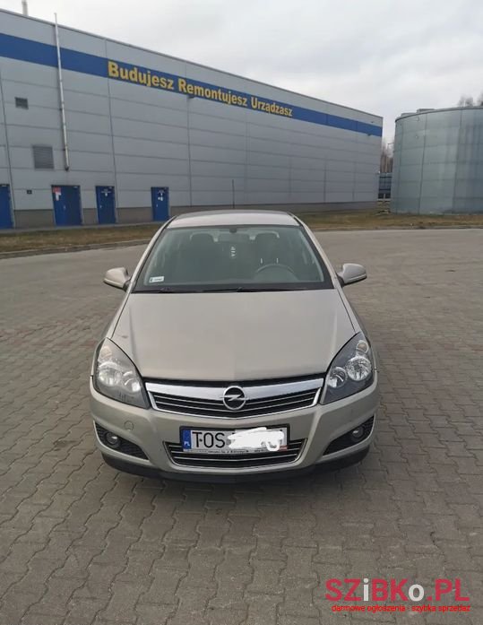 2010' Opel Astra photo #2