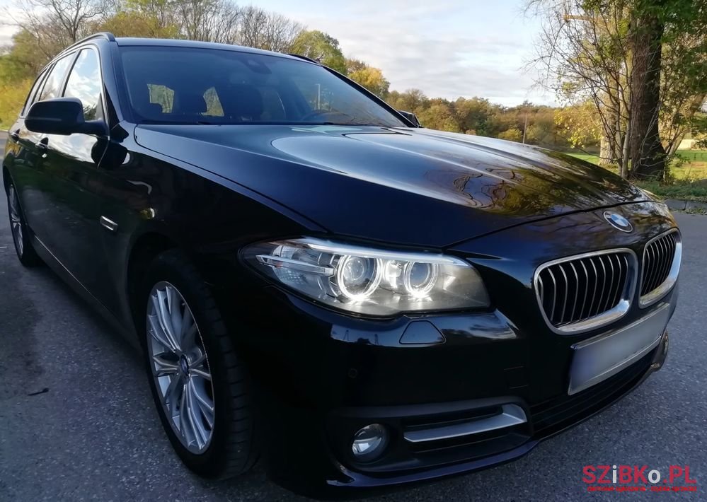 2015' BMW 5 Series 520D Touring photo #4