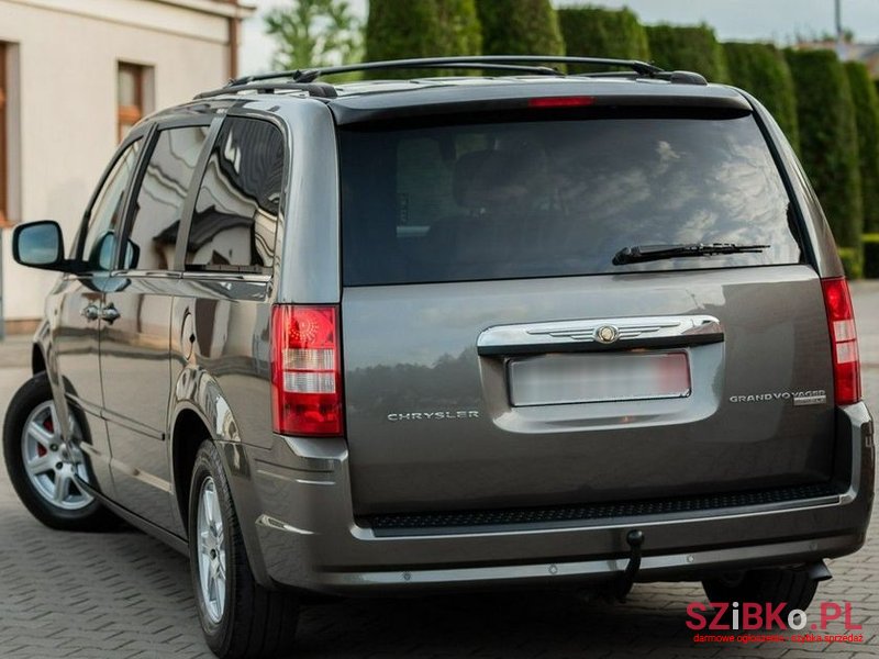 2011' Chrysler Grand Voyager photo #2