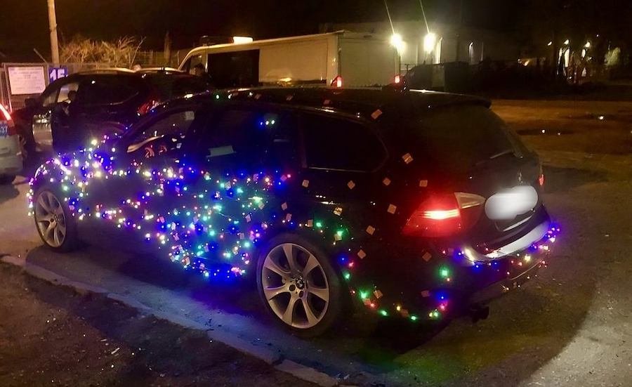 Obwiesił swoje auto świątecznymi lampkami. Policji się to nie spodobało