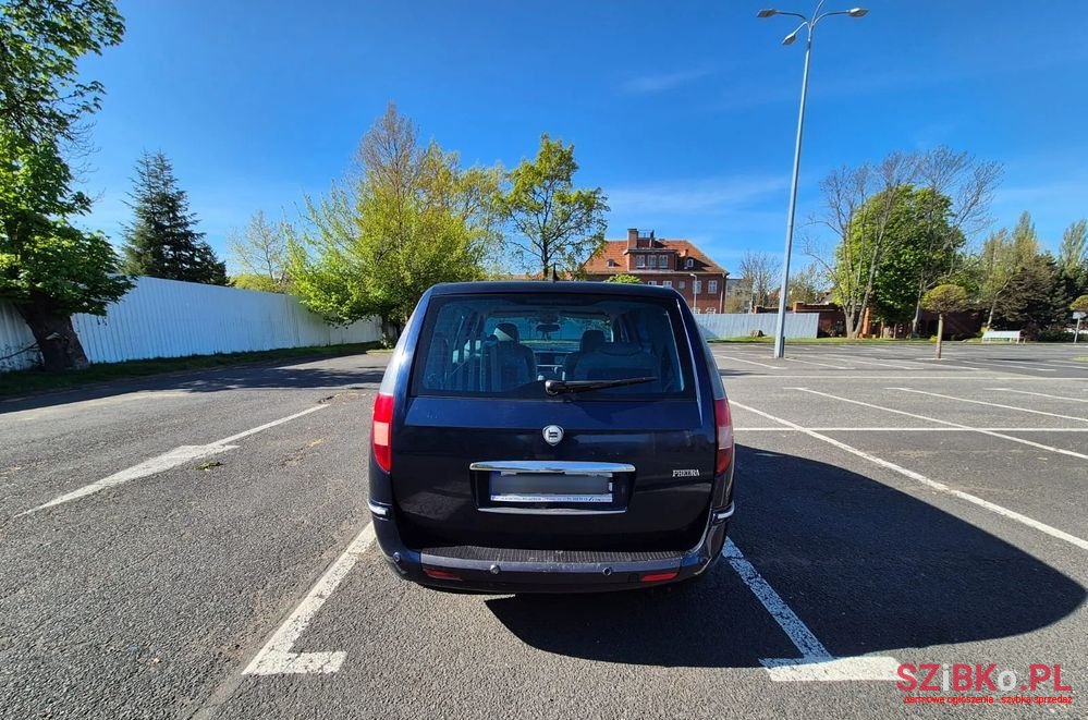 2004' Lancia Phedra photo #2