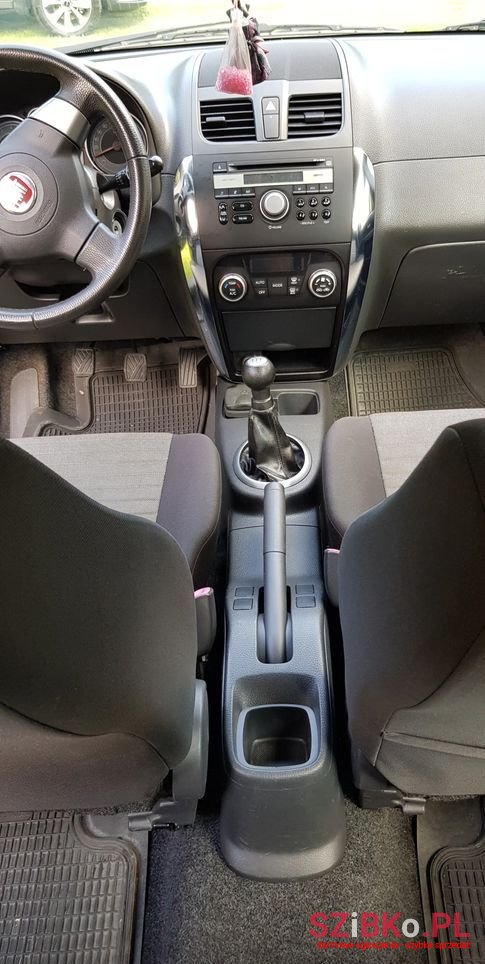 2011' Fiat Sedici photo #3